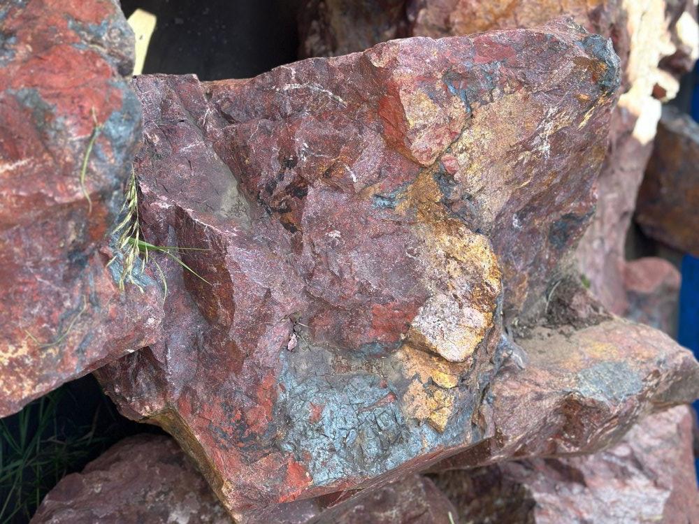 Камни для ландшафтного дизайна красно-фиолетовые 10-60 килограмм купить в Геленджике