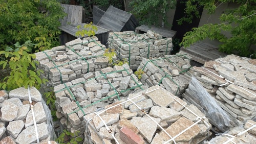 Плитняк гранитный галтованный купить в Геленджике