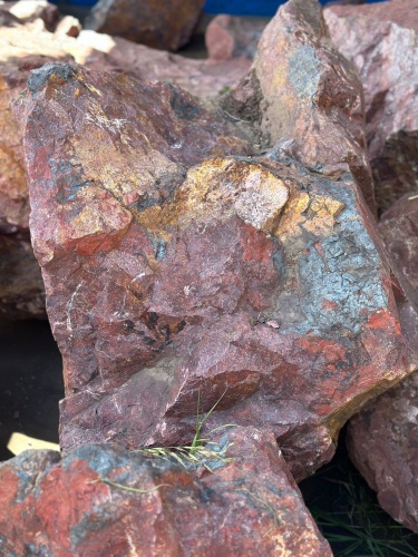 Камни для ландшафтного дизайна красно-фиолетовые 10-60 килограмм купить в Геленджике