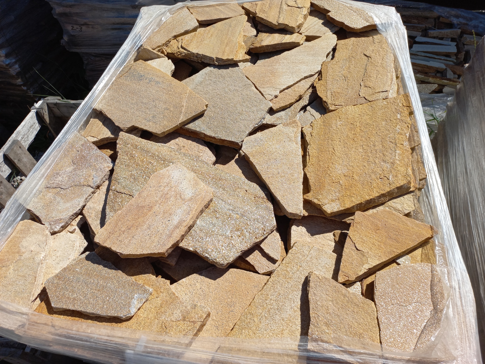 Плитняк златолит жёлтый золотистый для фасада 1,5-3см купить в Геленджике