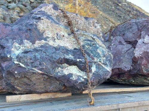 Огромные красно-фиолетовые валуны для ландшафтного дизайна весом более 5 тонн купить в Геленджике