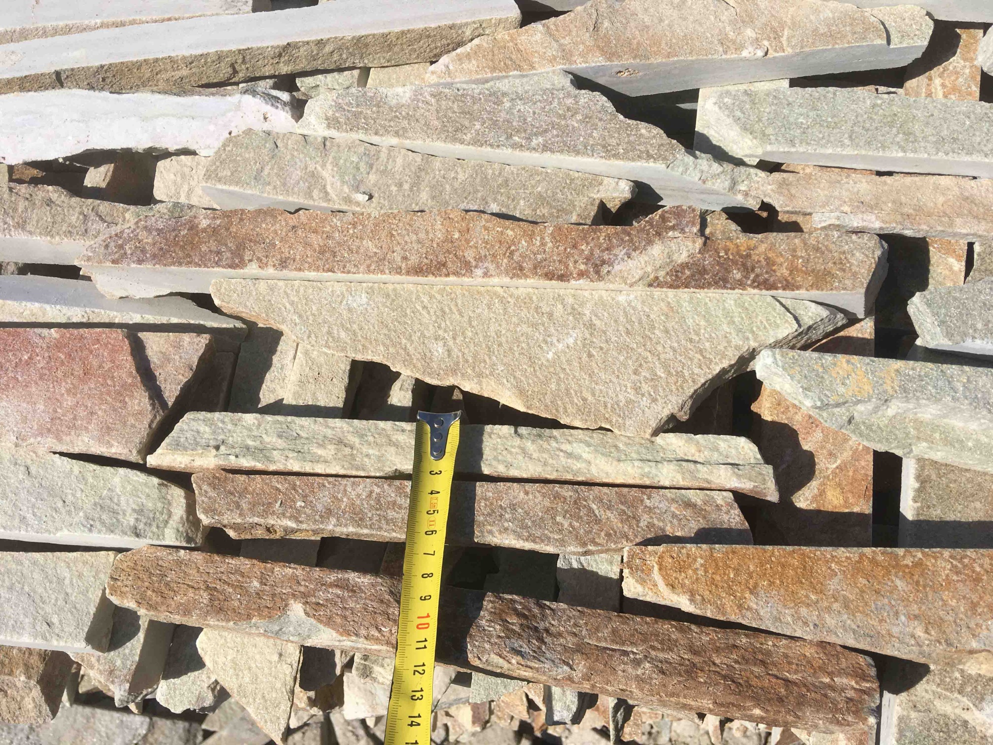 Горбушка златолит золотистый для облицовки купить в Геленджике