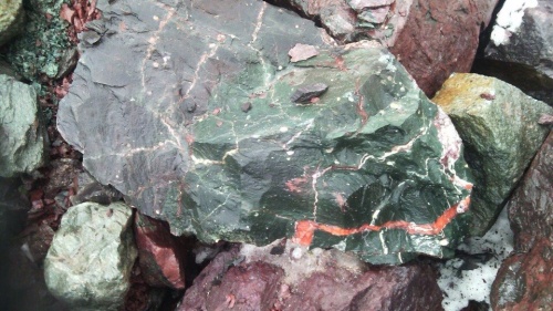 Гигантские зелёные валуны для ландшафтного дизайна весом более 5 тонн купить в Геленджике