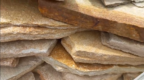 Плитняк златолит жёлтый золотистый для отмостки купить в Геленджике