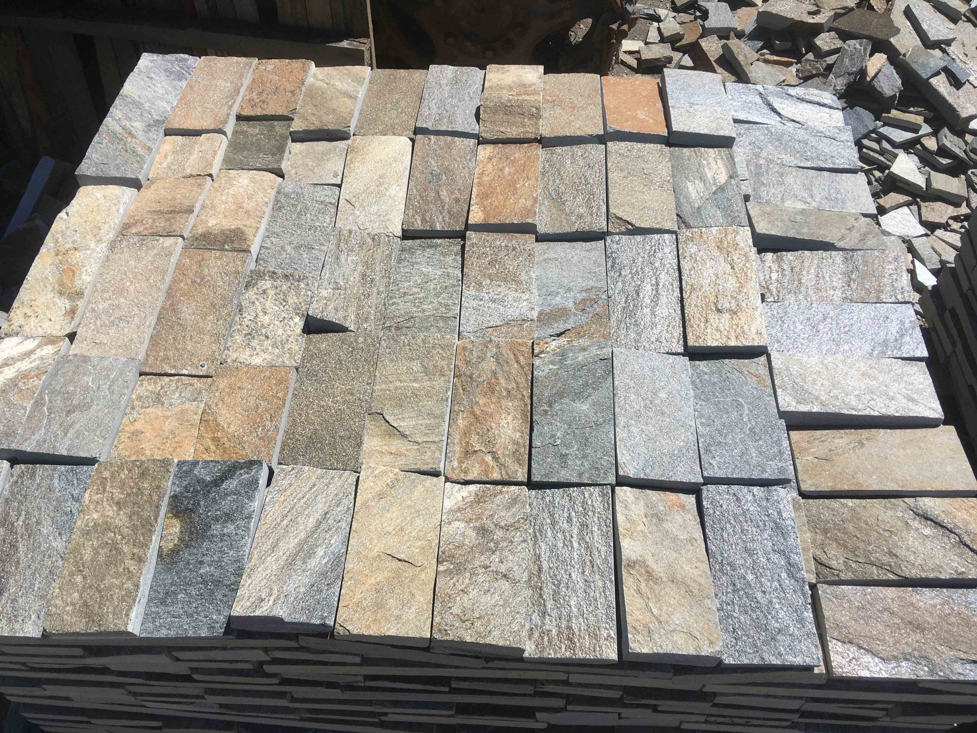 Плитка пилёная златолит Уральский для цоколя, отмостки купить в Геленджике