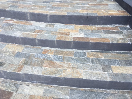 Плитка из Златолита Уральского для лестницы купить в Геленджике