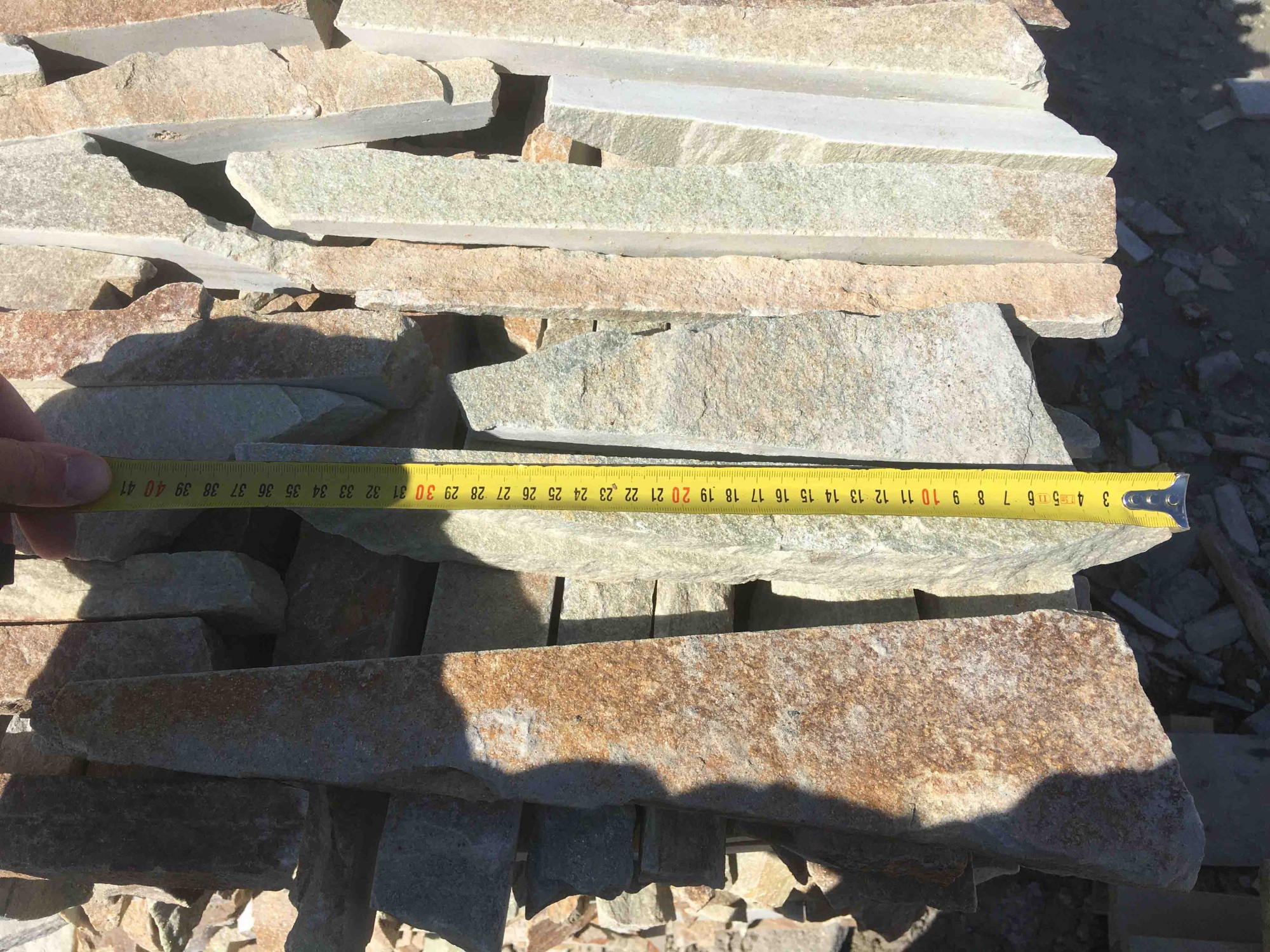 Горбушка златолит золотистый для облицовки купить в Геленджике