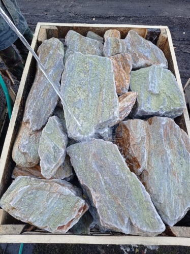 Златолит жёлтый, жёлто-зелёный глыбки и валуны для ланшафтного дизайна купить в Геленджике