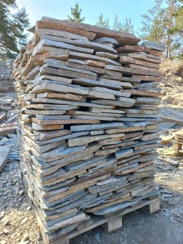 Плитняк златолит серебристый для цоколя, отмостки купить в Геленджике