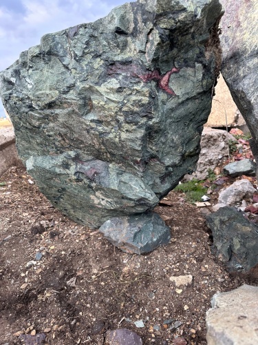 Гигантские зелёные валуны для ландшафтного дизайна весом более 5 тонн купить в Геленджике