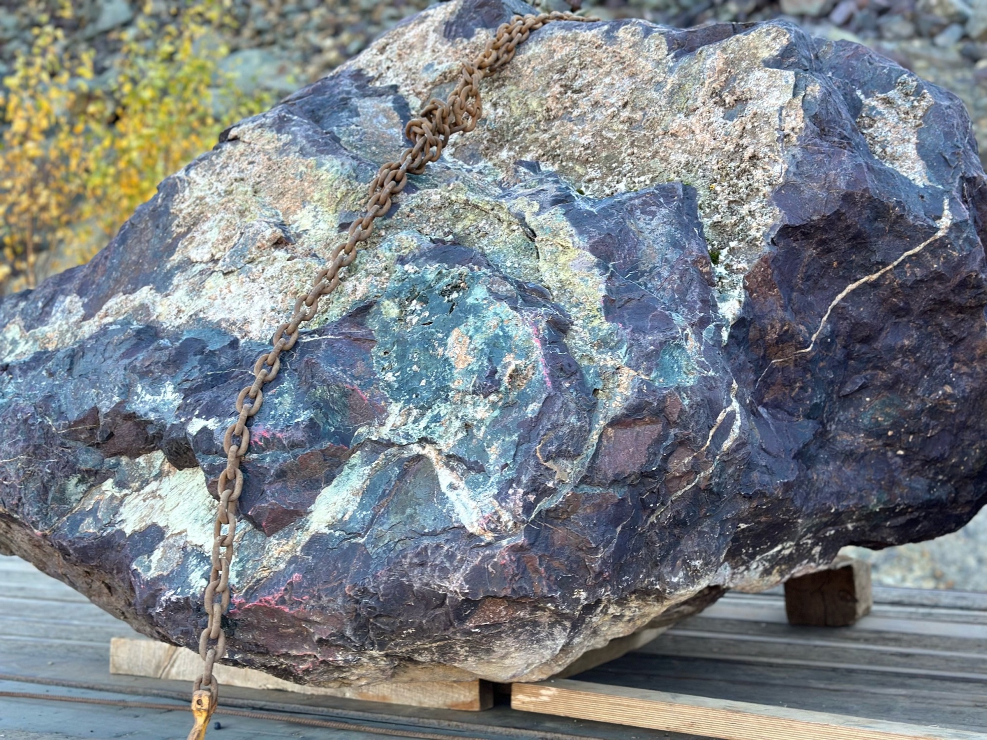 Огромные красно-фиолетовые валуны для ландшафтного дизайна весом более 5 тонн купить в Геленджике