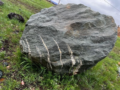 Гигантские зелёные валуны для ландшафтного дизайна весом более 5 тонн купить в Геленджике