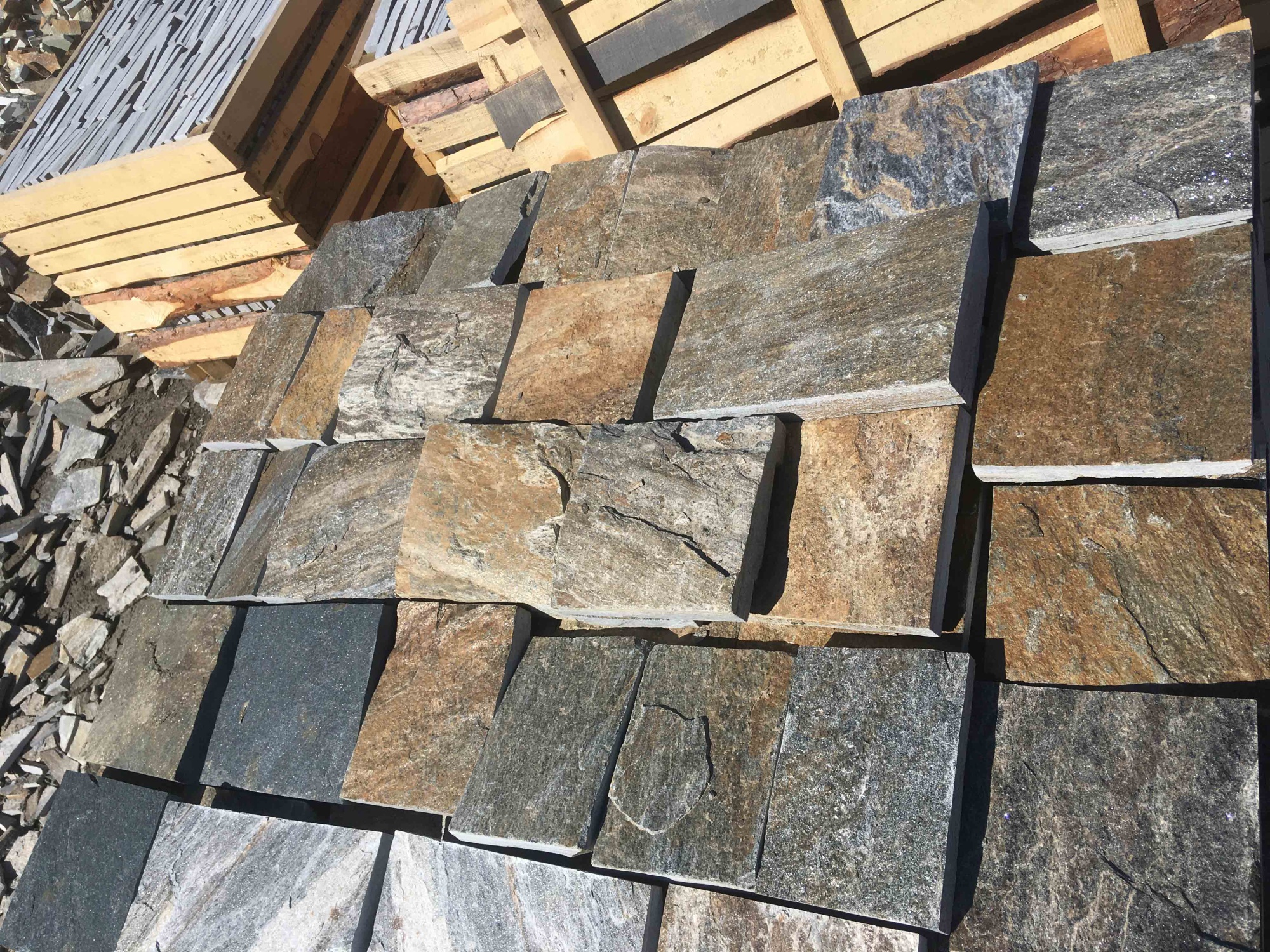 Плитка пилёная златолит Уральский для цоколя, отмостки купить в Геленджике