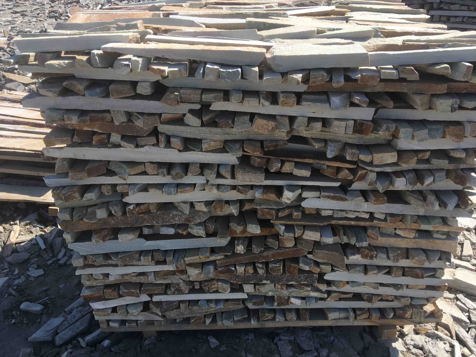 Горбушка златолит золотистый для облицовки купить в Геленджике