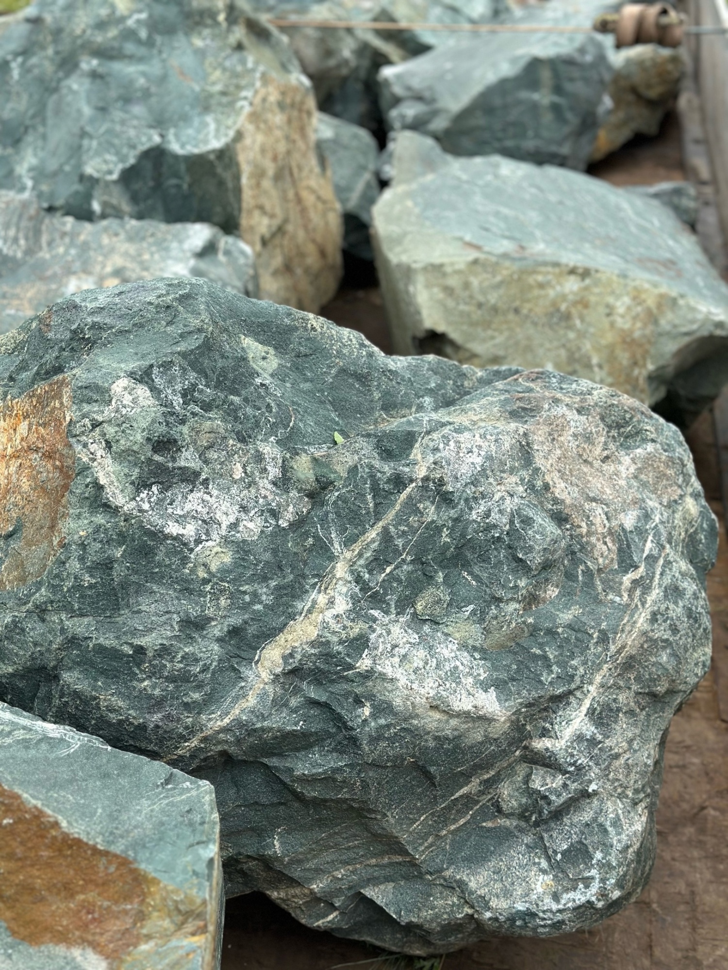 Камни для ландшафтного дизайна зелёные 10-60 килограмм купить в Геленджике