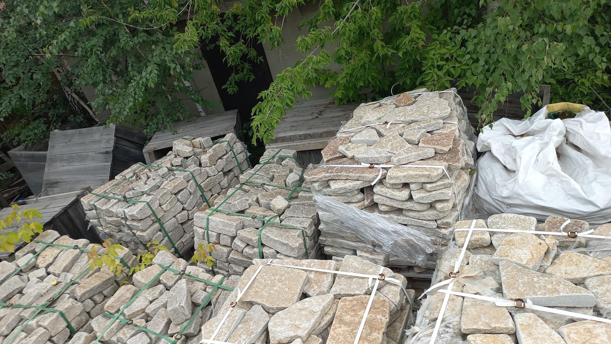 Плитняк гранитный галтованный купить в Геленджике