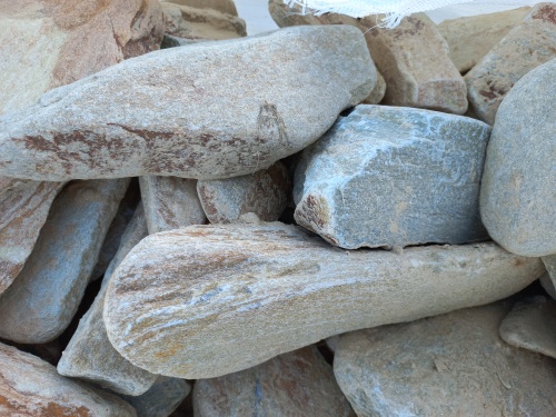 Златолит жёлтый, жёлто-зелёный глыбки и валуны для ланшафтного дизайна купить в Геленджике