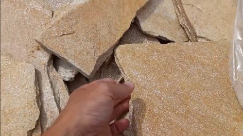 Плитняк златолит жёлтый золотистый для отмостки купить в Геленджике