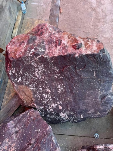 Камни для ландшафтного дизайна красно-фиолетовые 10-60 килограмм купить в Геленджике