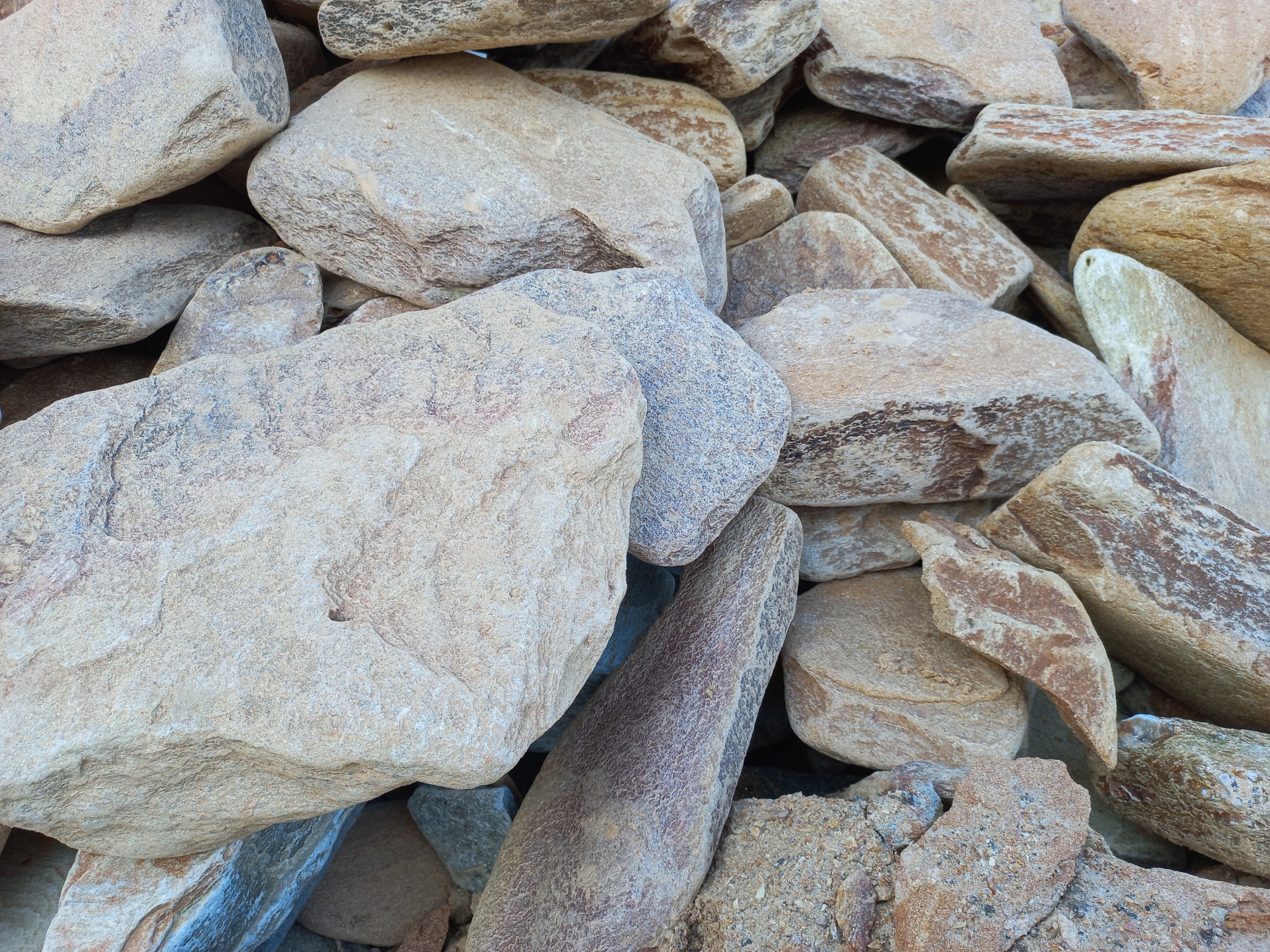 Златолит жёлтый, жёлто-зелёный глыбки и валуны для ланшафтного дизайна купить в Геленджике