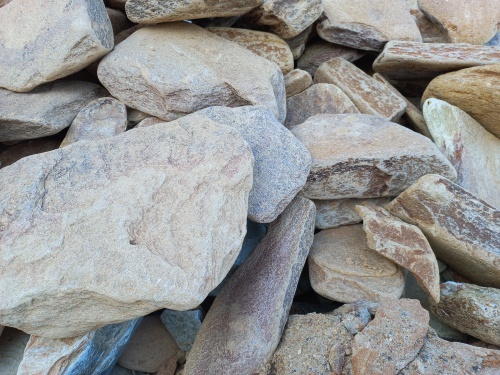 Златолит жёлтый, жёлто-зелёный глыбки и валуны для ланшафтного дизайна купить в Геленджике