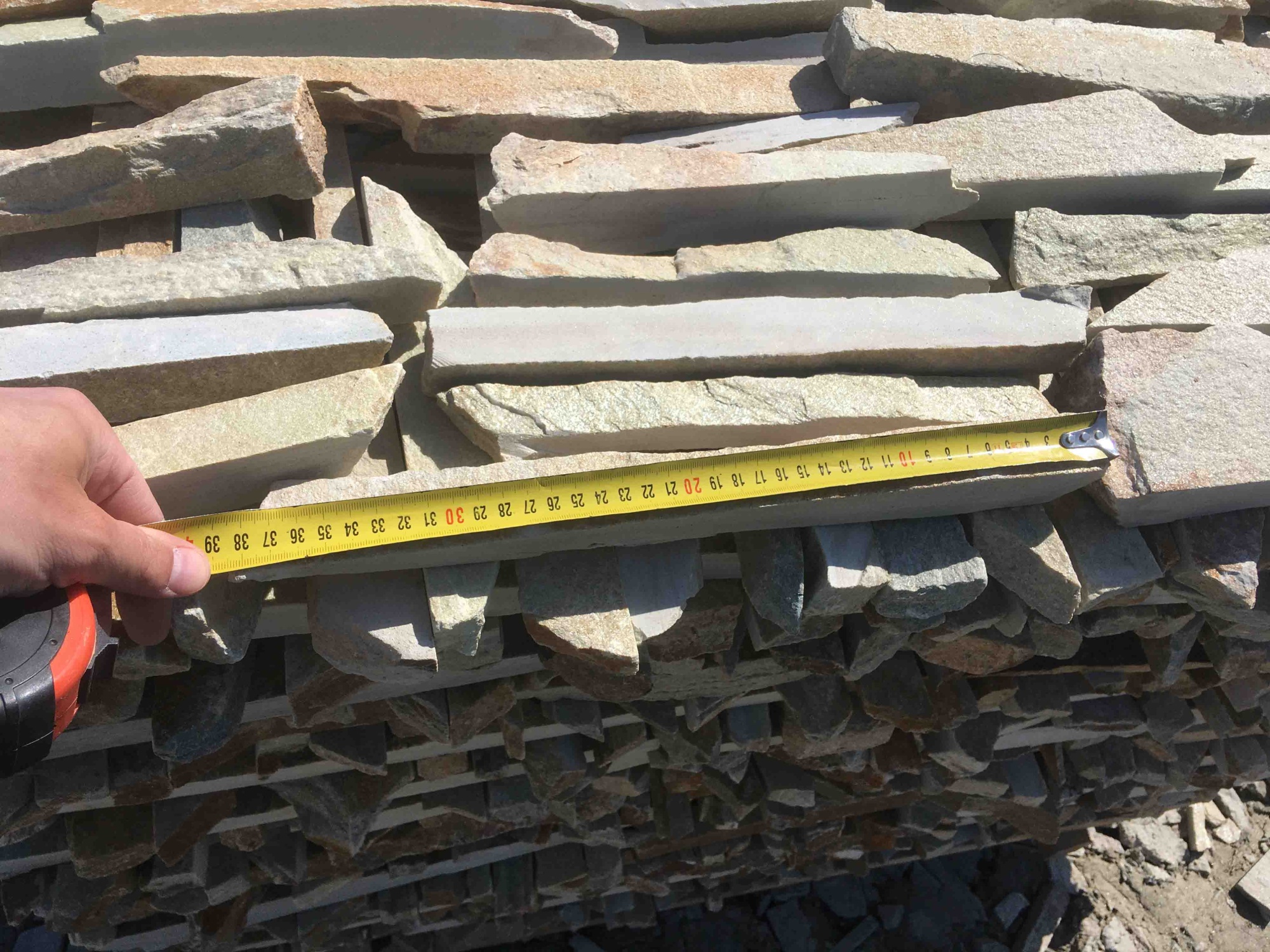 Горбушка златолит золотистый для облицовки купить в Геленджике