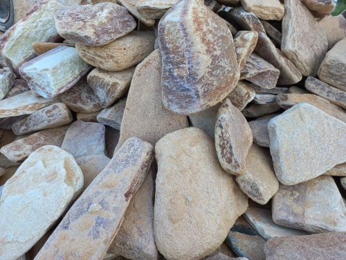 Златолит жёлтый, жёлто-зелёный глыбки и валуны для ланшафтного дизайна купить в Геленджике