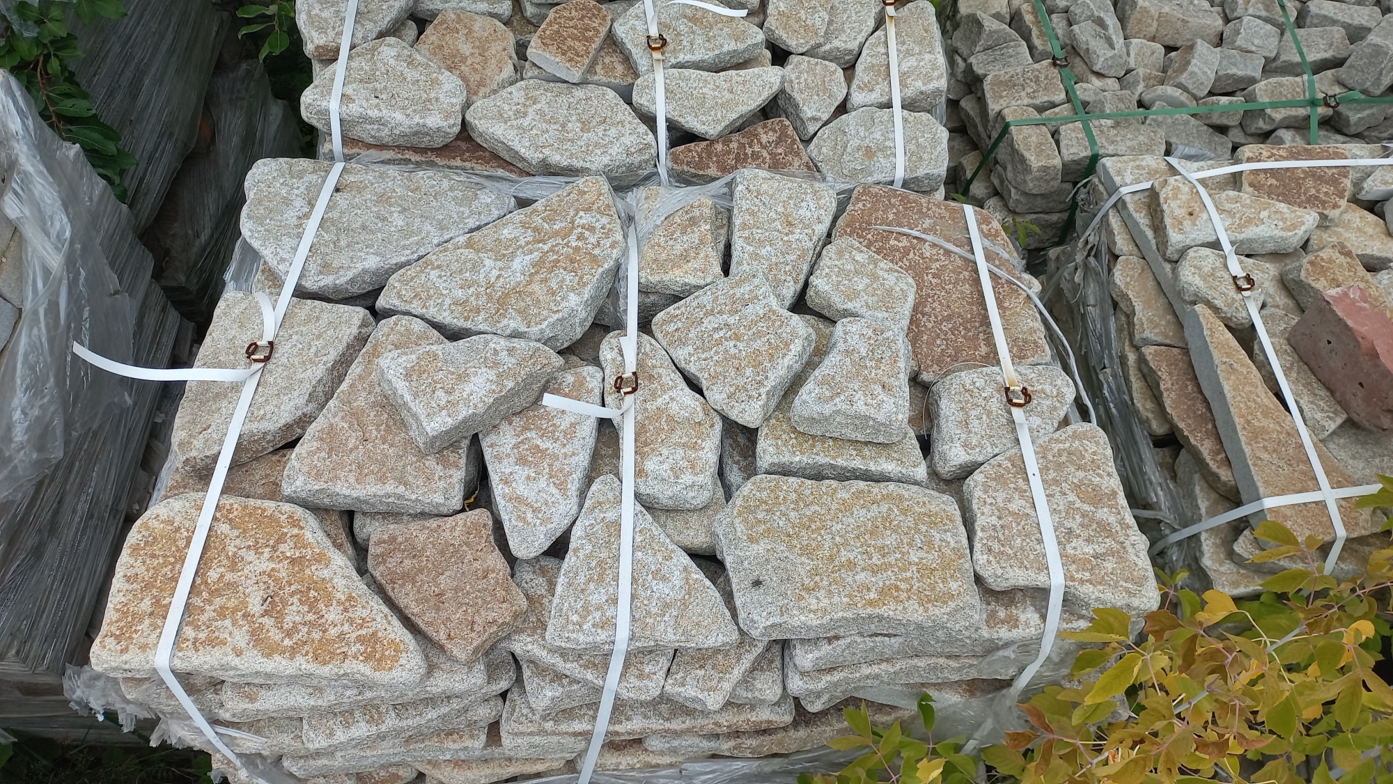 Плитняк галтованный гранитный для ландшафтного дизайна купить в Геленджике