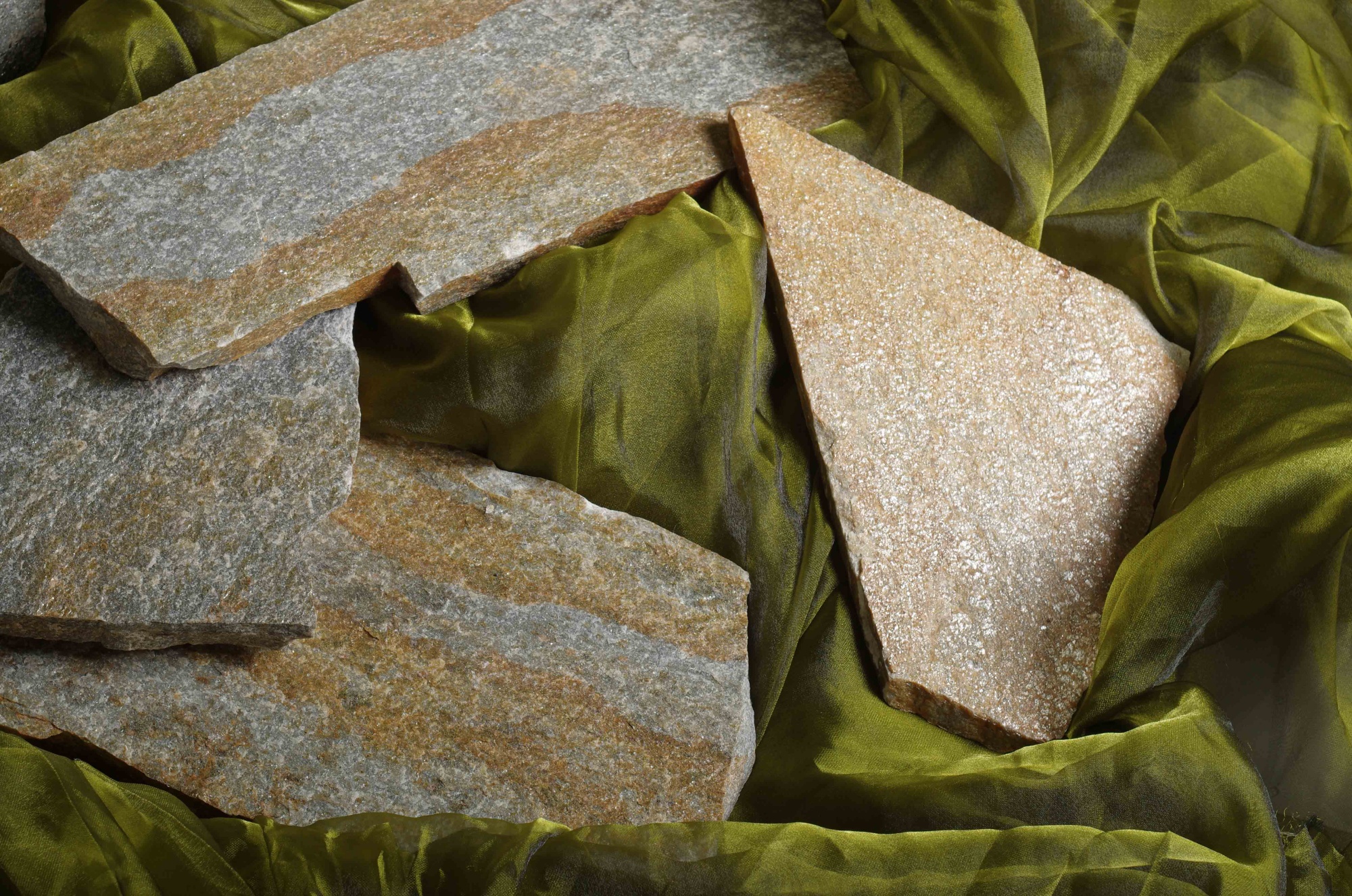 Плитняк златолит Уральский  для фасада купить в Геленджике