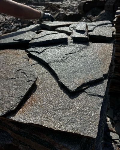 Плитняк златолит серебристый для фасада купить в Геленджике