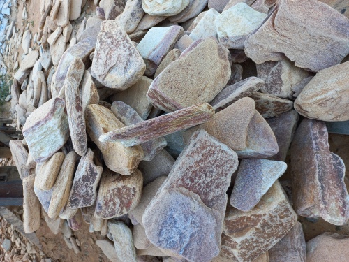 Златолит жёлтый, жёлто-зелёный глыбки и валуны для ланшафтного дизайна купить в Геленджике