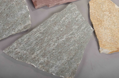 Плитняк златолит Уральский для цоколя, отмостки купить в Геленджике