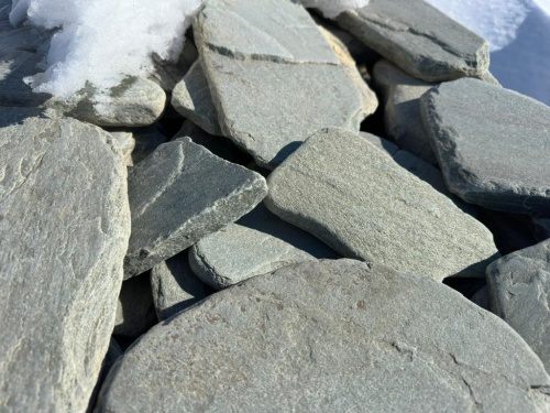 Плитняк златолит зелёный галтованный для фасада купить в Геленджике