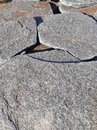 Златолит серебристый галтованный для лестниц купить в Геленджике