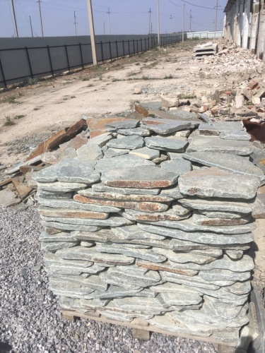 Златолит серебристый галтованный для лестниц купить в Геленджике