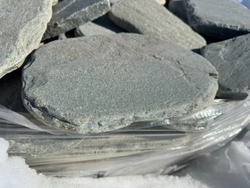 Плитняк златолит зелёный галтованный для мощения на бетон купить в Геленджике