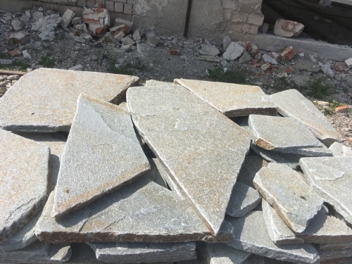 Златолит серебристый галтованный для лестниц купить в Геленджике