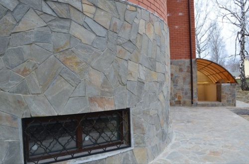 Плитняк златолит Уральский для цоколя, отмостки купить в Геленджике